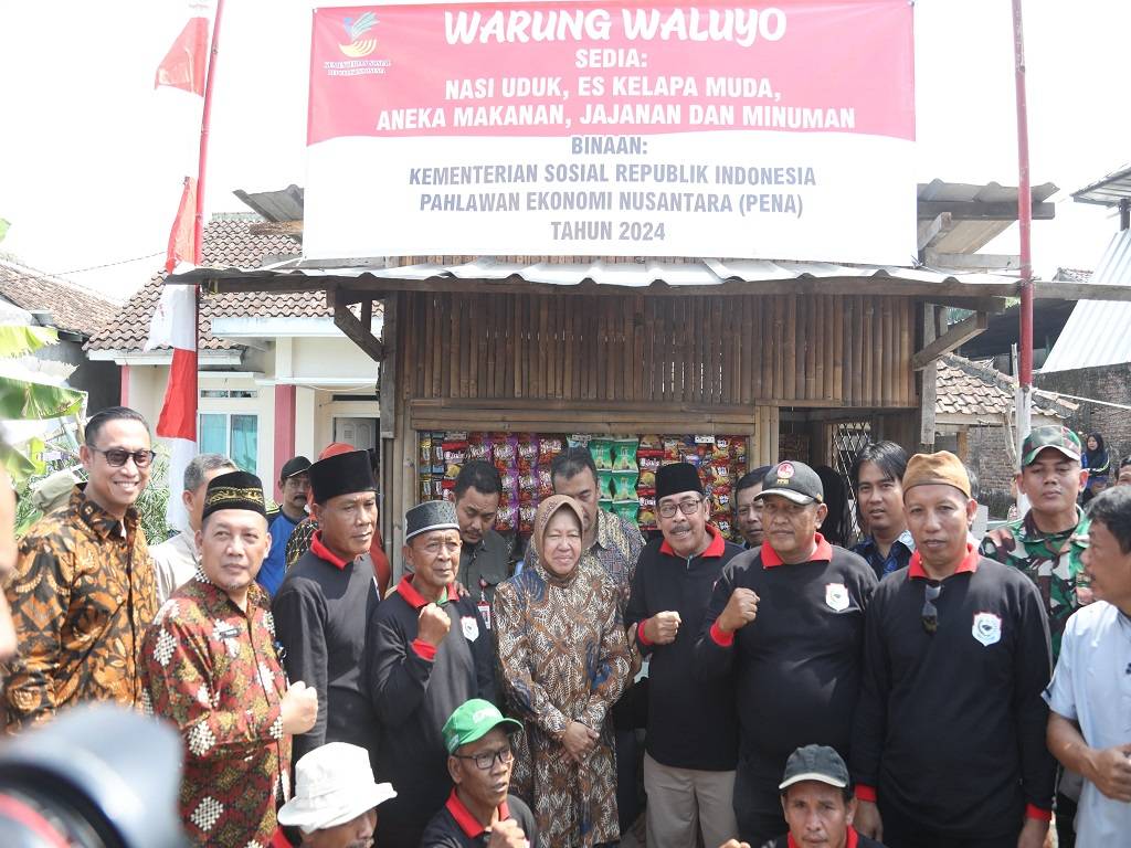 Mensos Risma Tinjau Bantuan Kewirausahaan Pembangunan Rumah Sejahtera Terpadu Milik Waluyo