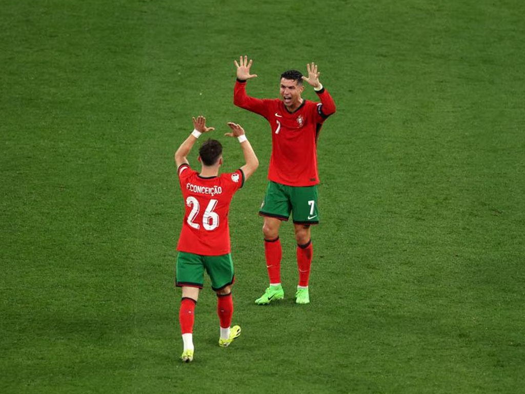 pemain portugis rayakan gol