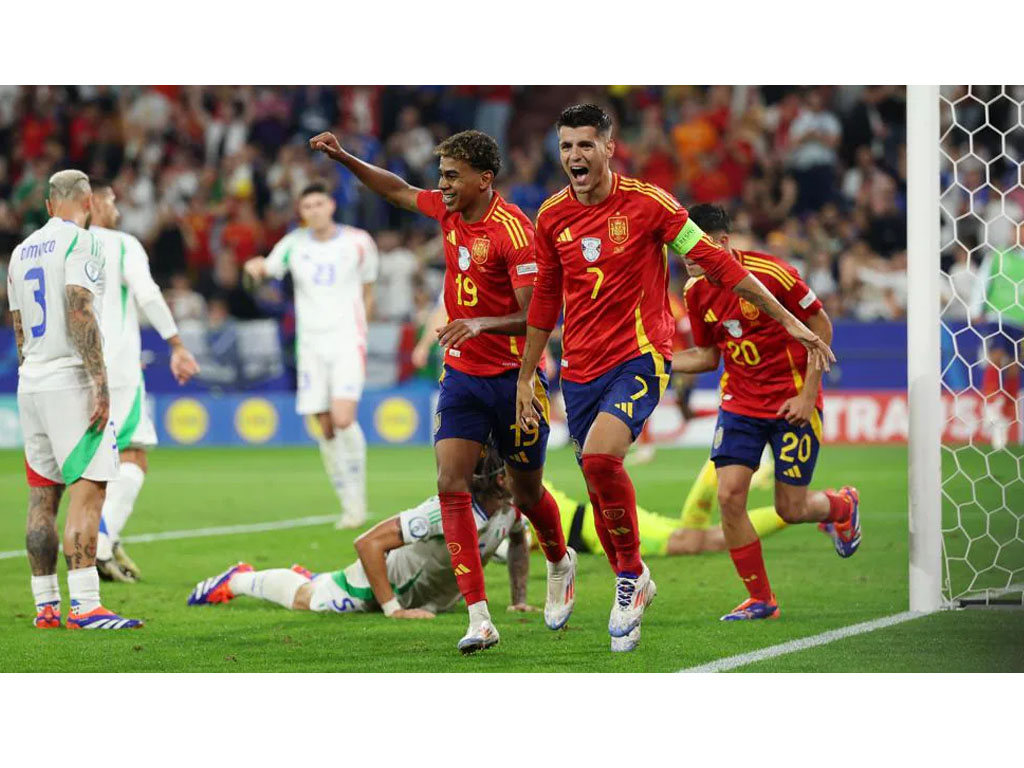 pemain spanyol rayakan gol