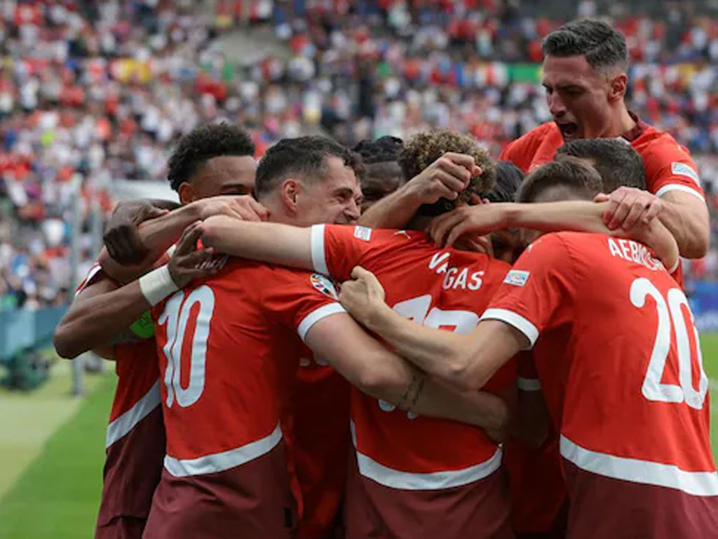 pemain swiss rayakan gol
