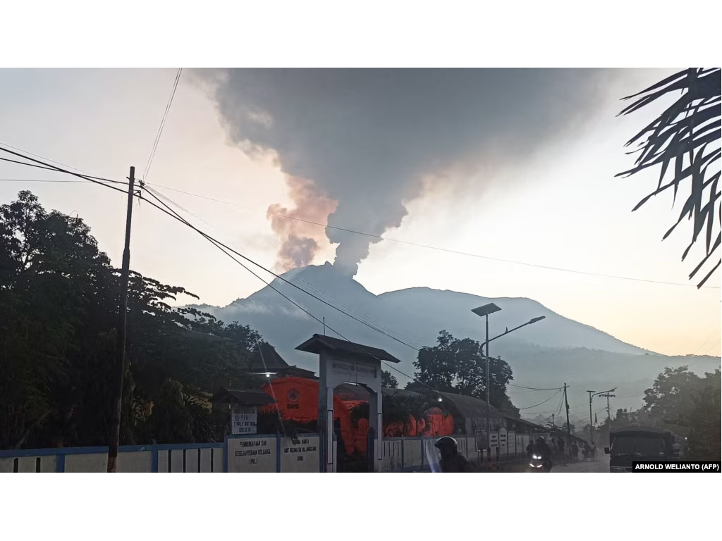 Gunung Lewotobi Laki Laki erupsi