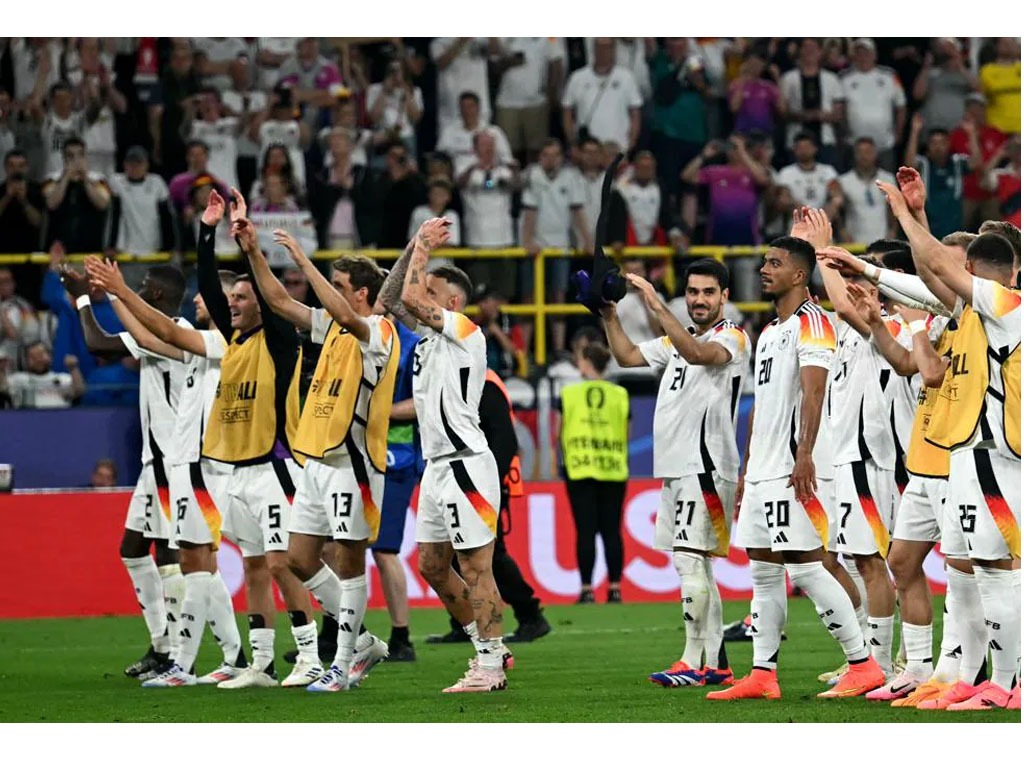 pemain jerman rayakan kemenangan