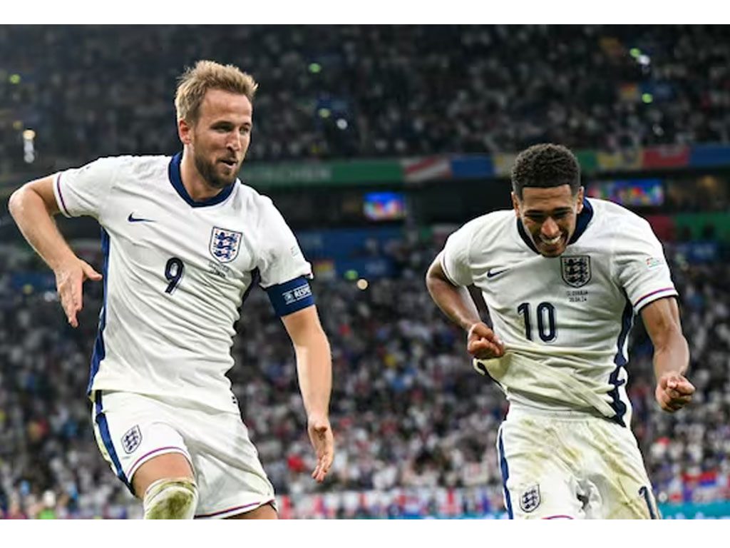 pemain inggris rayakan kemenangan