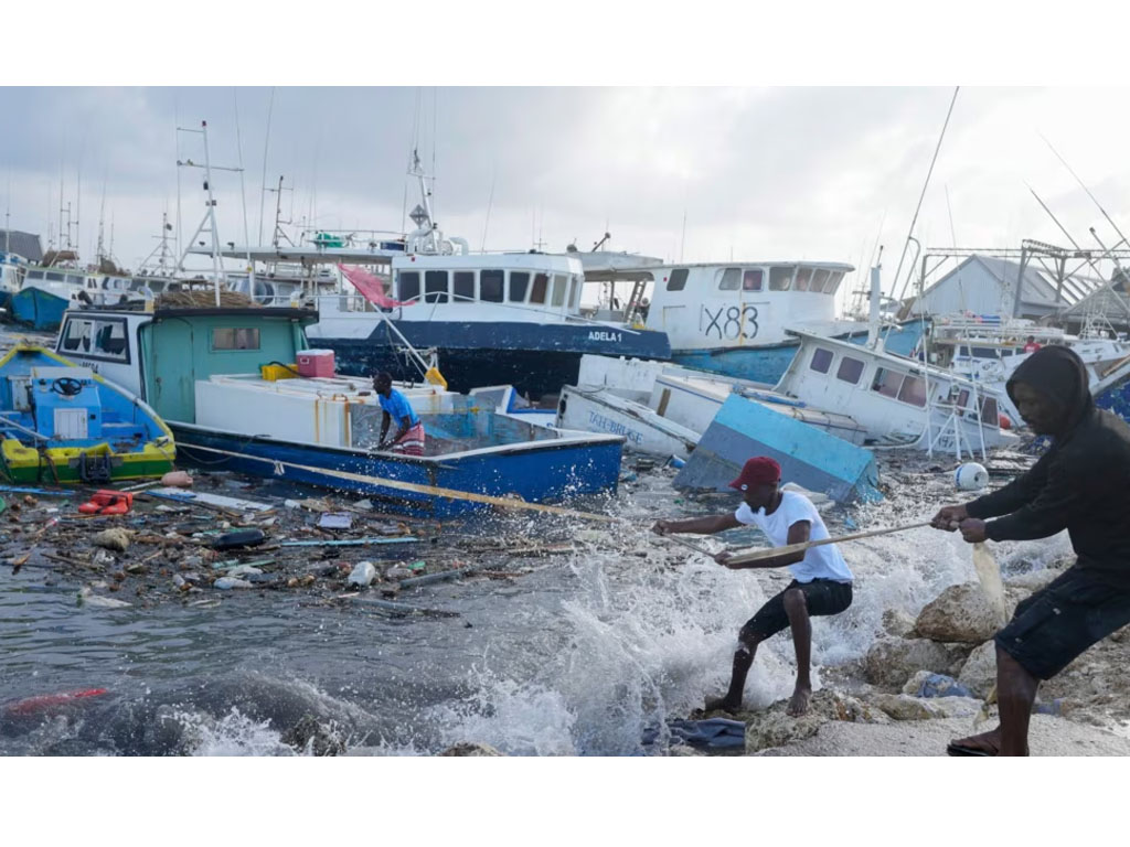 Nelayan menarik perahu di Barbados