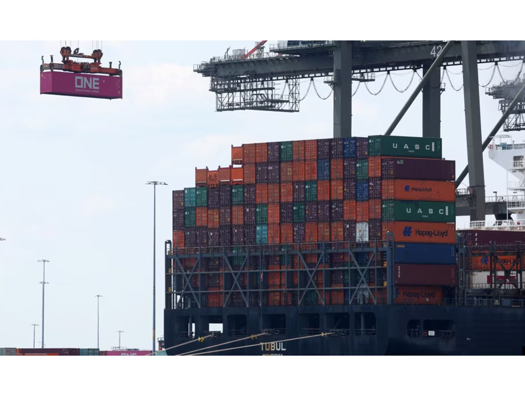 kapal kargo yang berlabuh di NJ