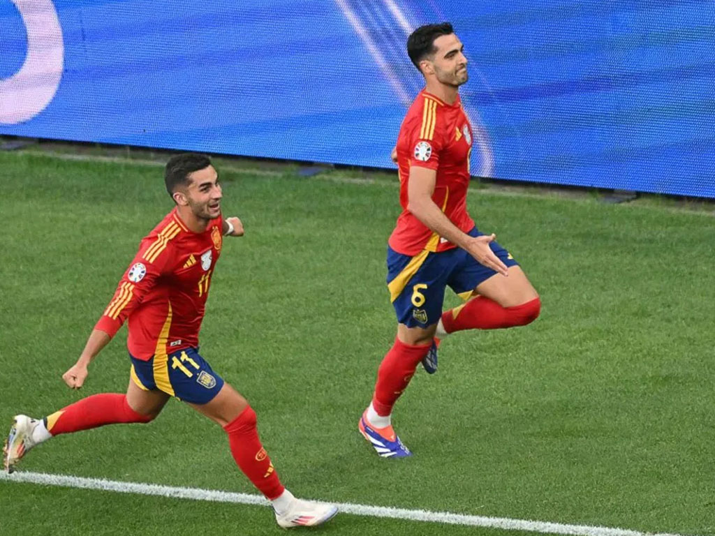 pemain spanyol rayakan gol ke gawang jerman
