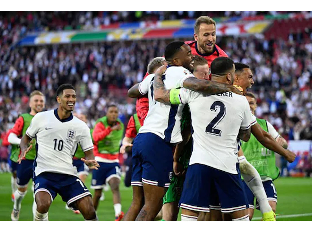 pemain inggris rayakan kemenangan