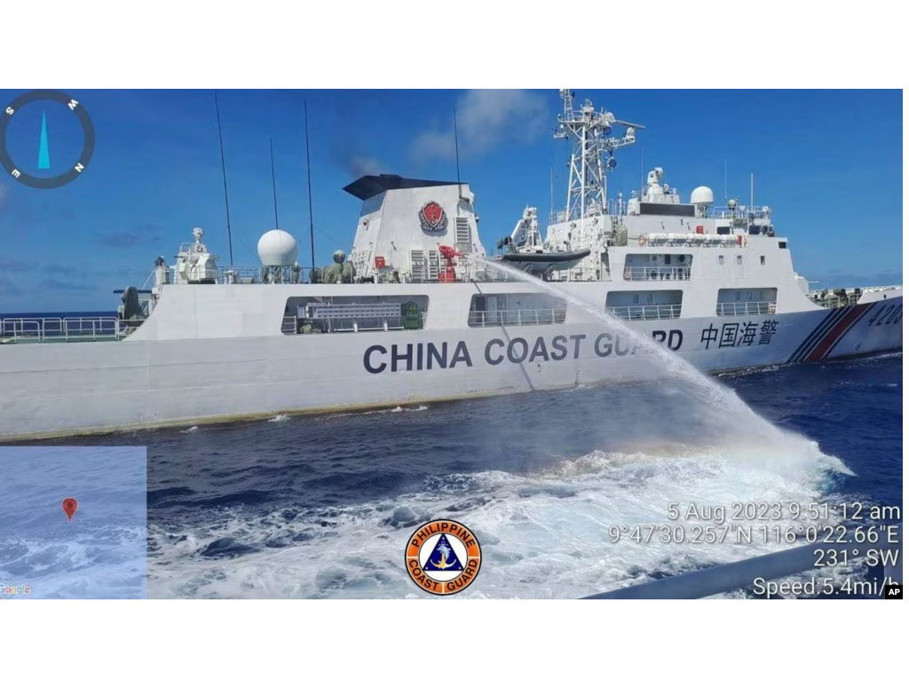 kapal garda China semprot kapal filipina