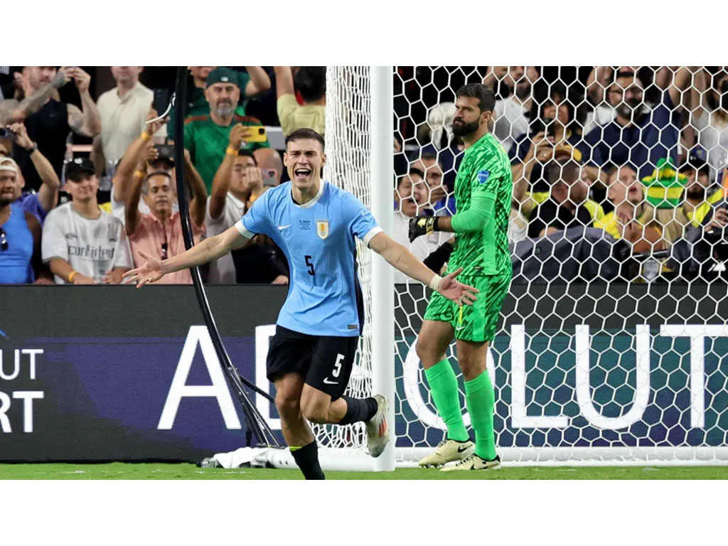 pemain uruguay rayakan gol