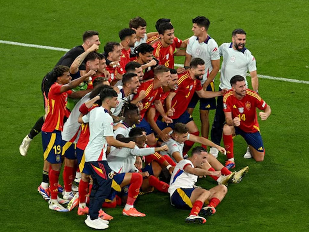 pemain spanyol rayakan kemenangan