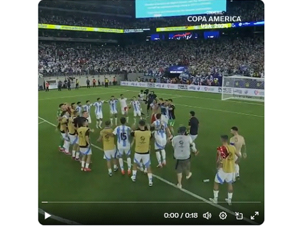 pemain argentina rayakan kemenangan