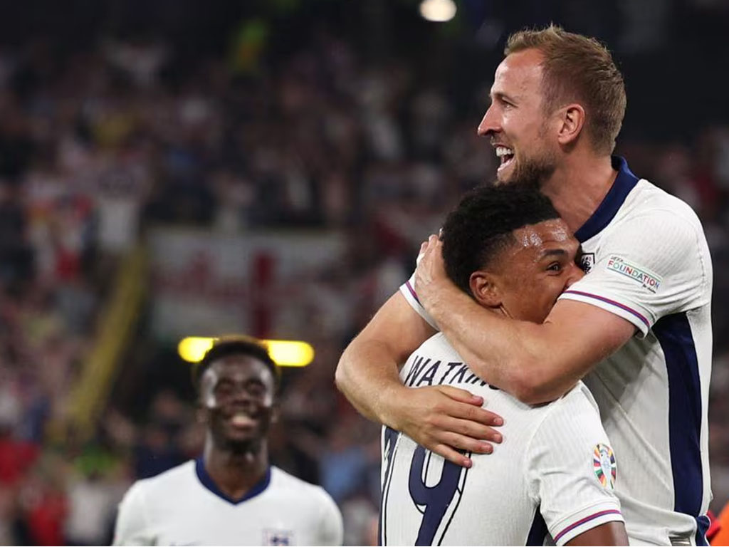 pemain inggris rayakan kemenangan