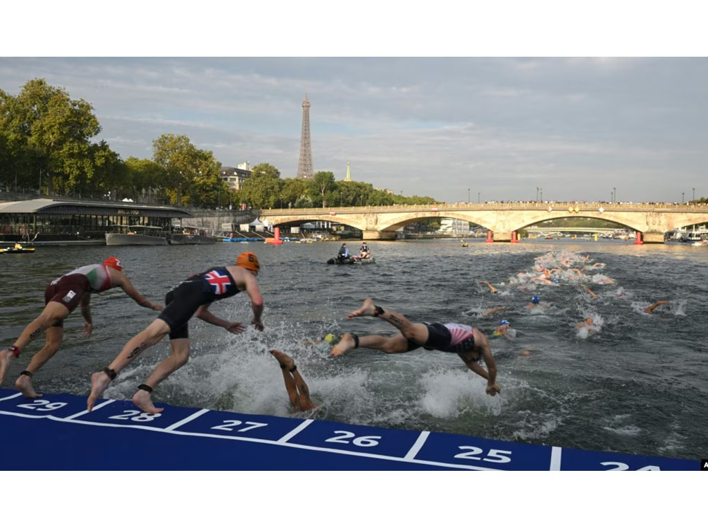 atlet triathlon terjun ke Sungai Seine