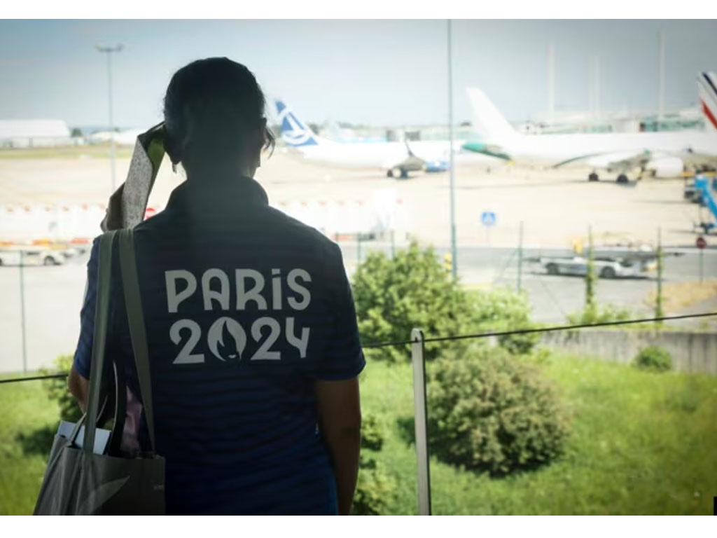 relawan olimpiade paris amati bandara