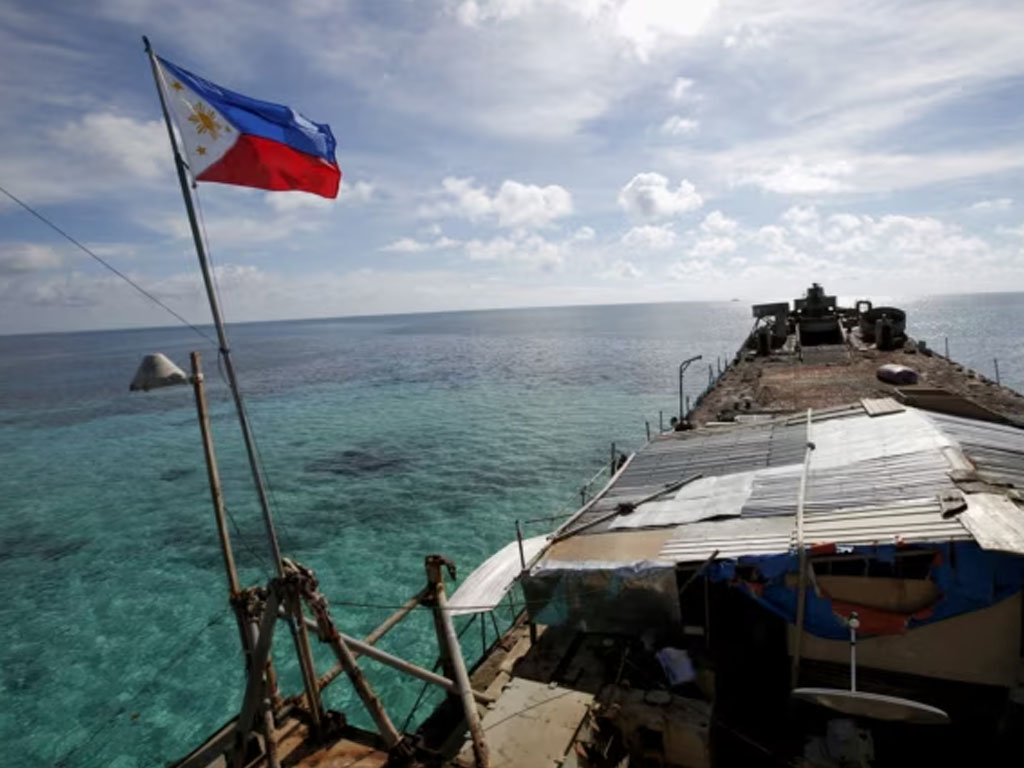 Bendera Filipina berkibar di BRP Sierra Madre