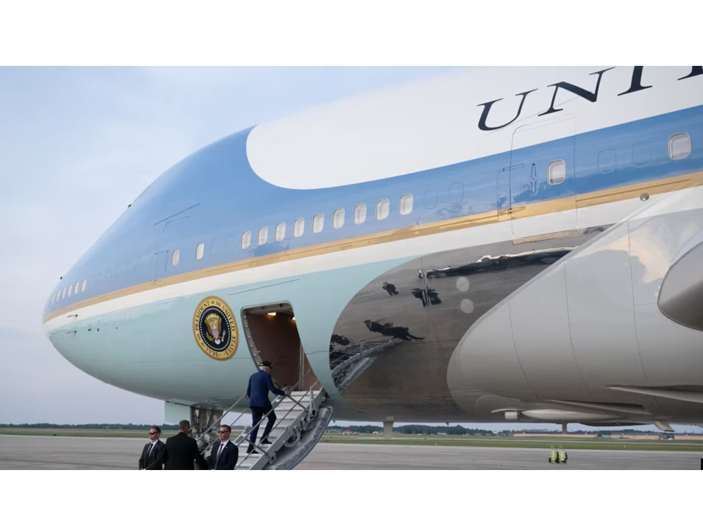 Biden naik air force one