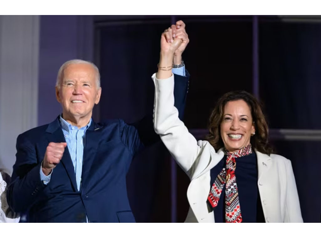 biden dan harris di balkon