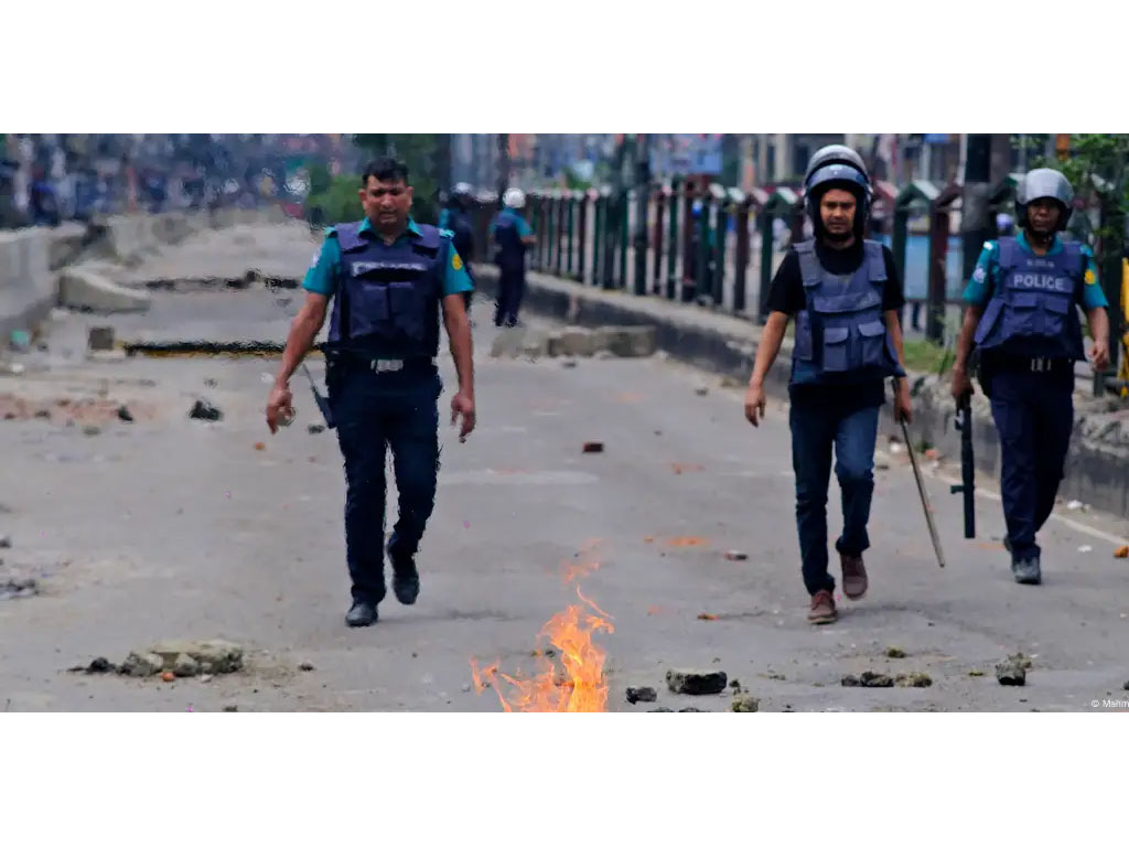 Polisi telah kewalahan meredam kerusuhan di Bangladesh