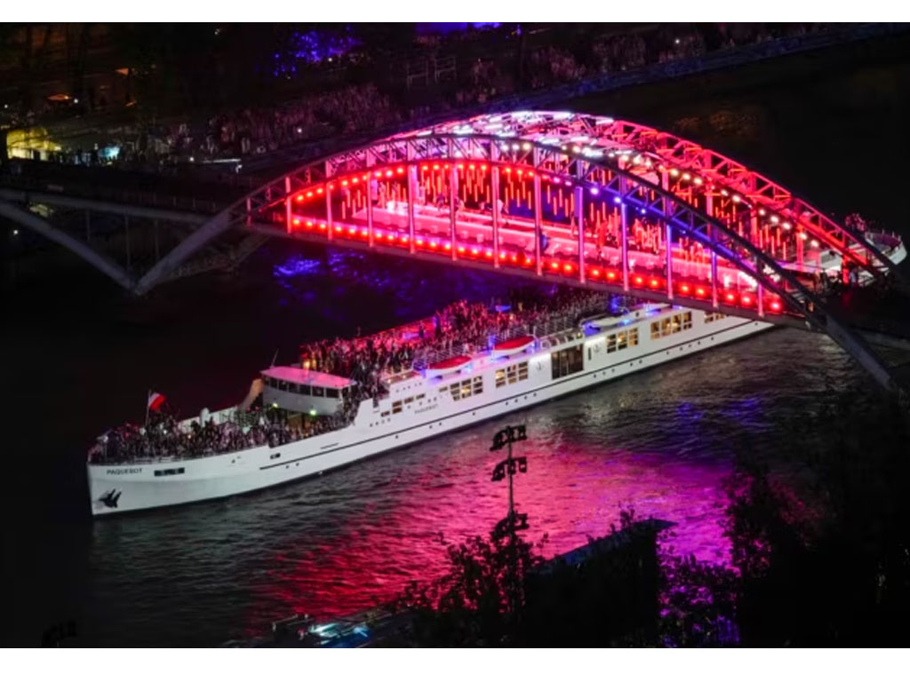 atlet olimpade paris naik kapal