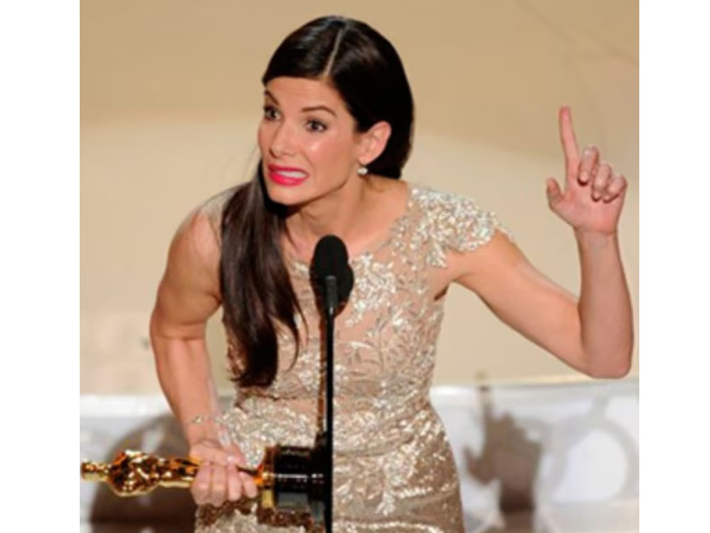 Sandra Bullock menerima Oscar