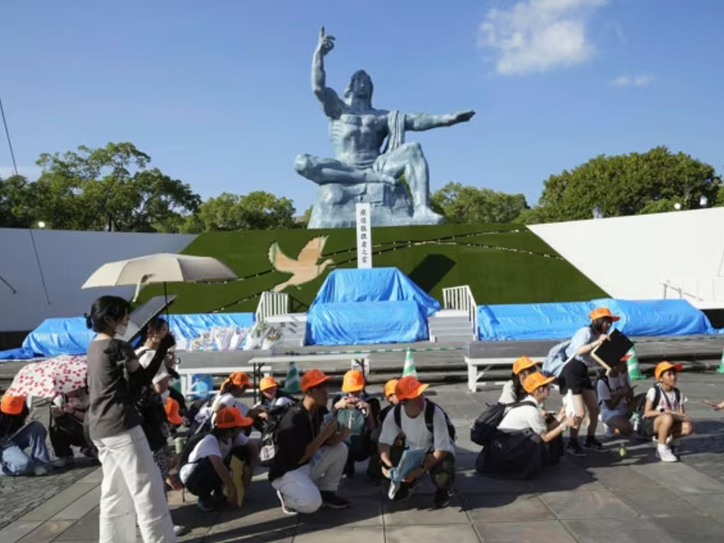 pengunjung taman ketika gempa di jepang