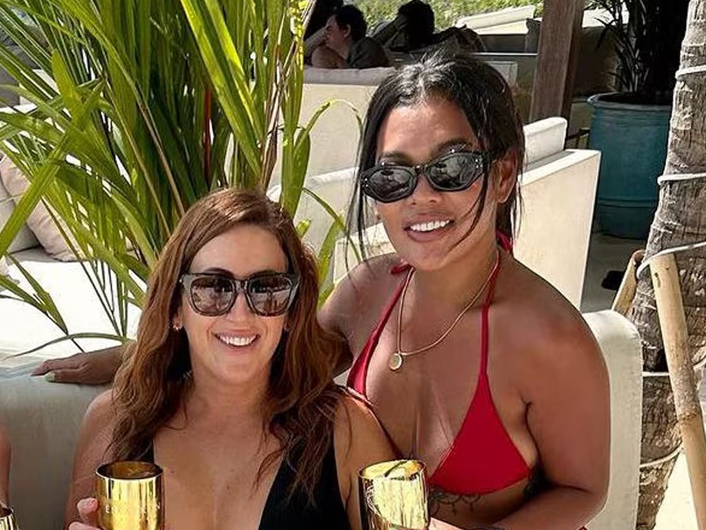 Alana Cayless (kiri) berfoto bersama Putry Thornhill