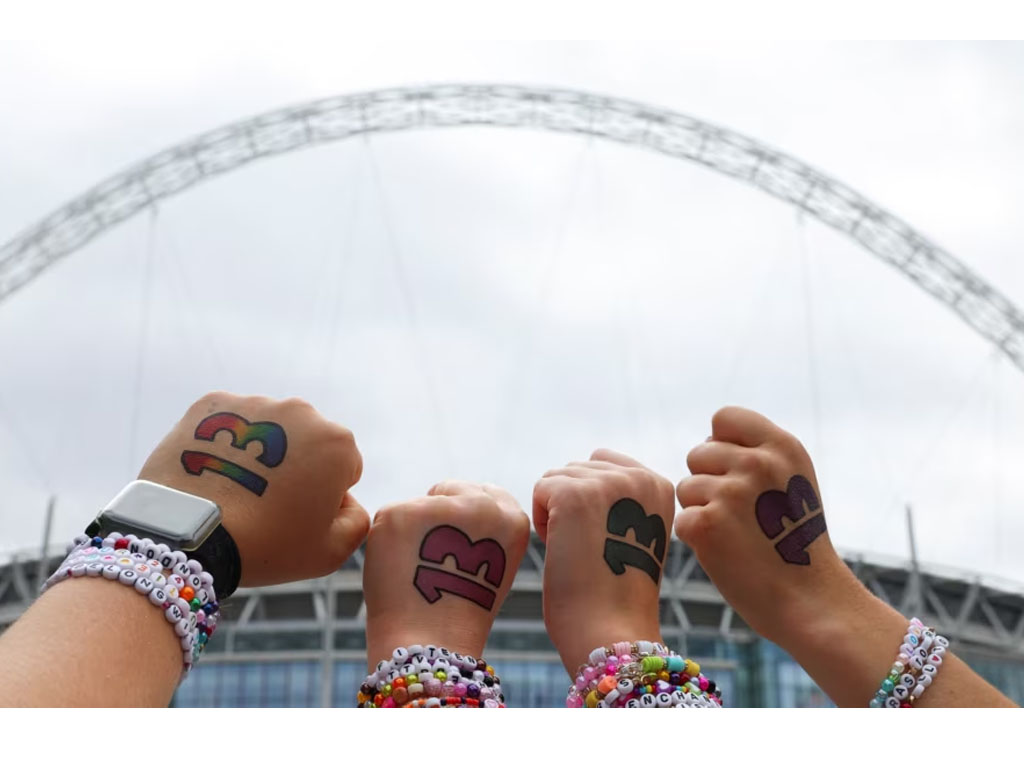 fans Taylor Swift di London