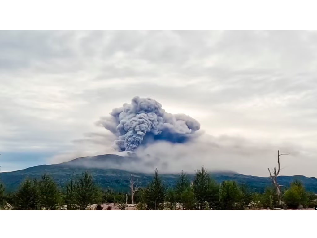 gunung ap meletus di rusia