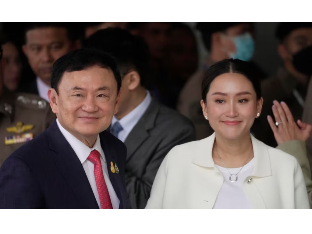 Mantan Shinawatra dan putrinya tiba di Bangkok