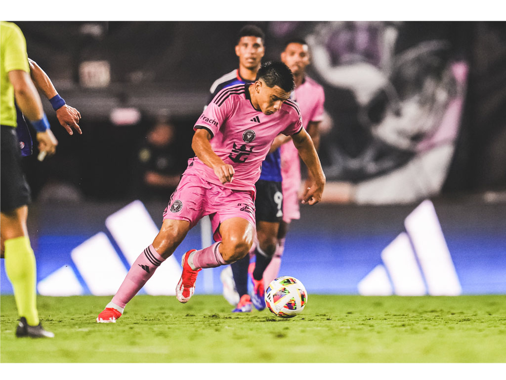Luis Suarez giring bola