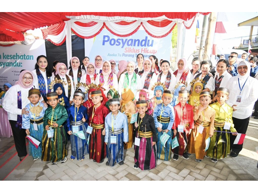 Iriana Jokowi Serahkan Baby Care Set