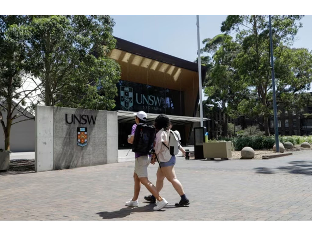mahasiswa berjalan di UNSW
