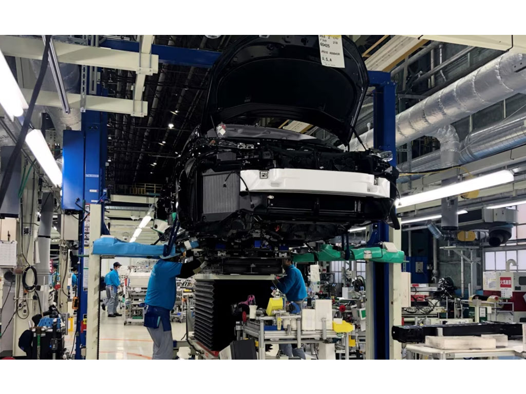 pekerja di pabrik toyota di jepang