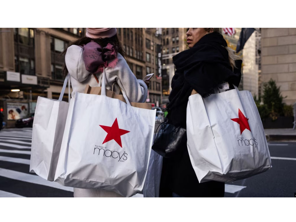 konsumen menenteng tas belanja Macy\'s