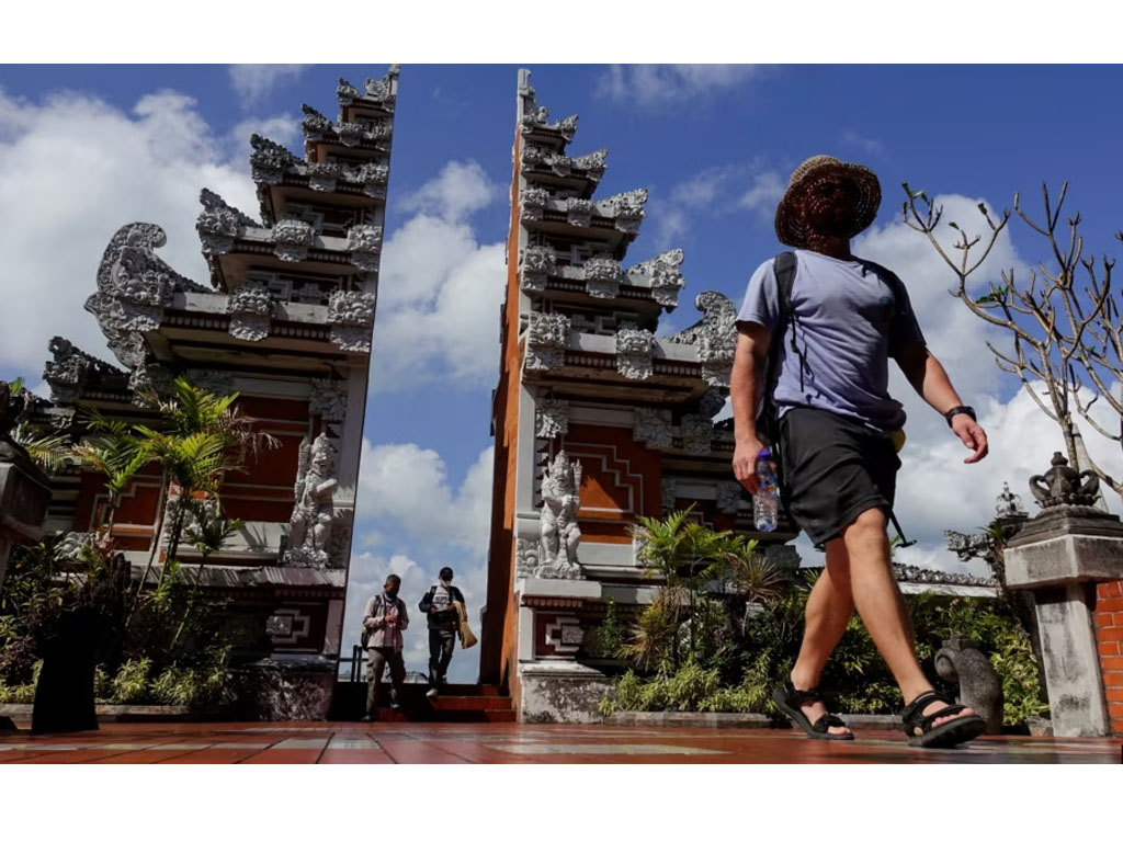 turis tiba di bandara ngurah rai