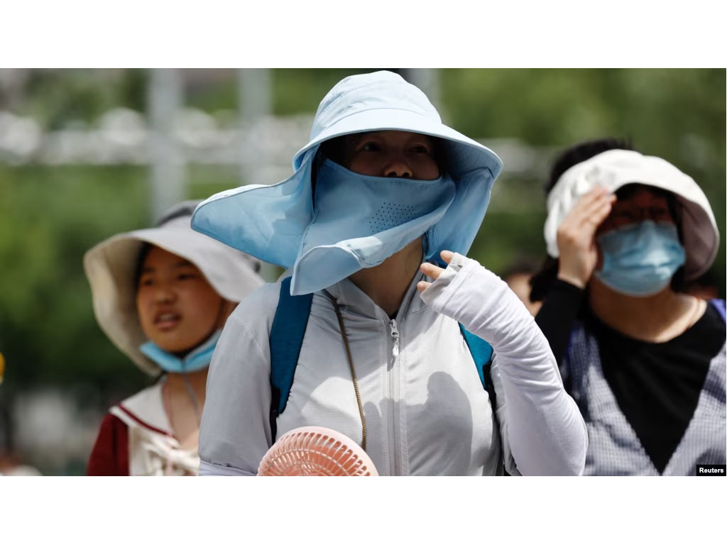 warga Beijing pakai pelindung panas
