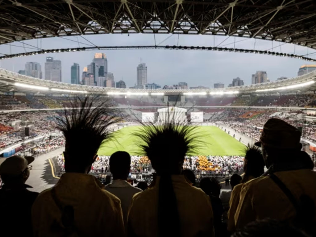 umat katolik hadiri misa Paus di GBK
