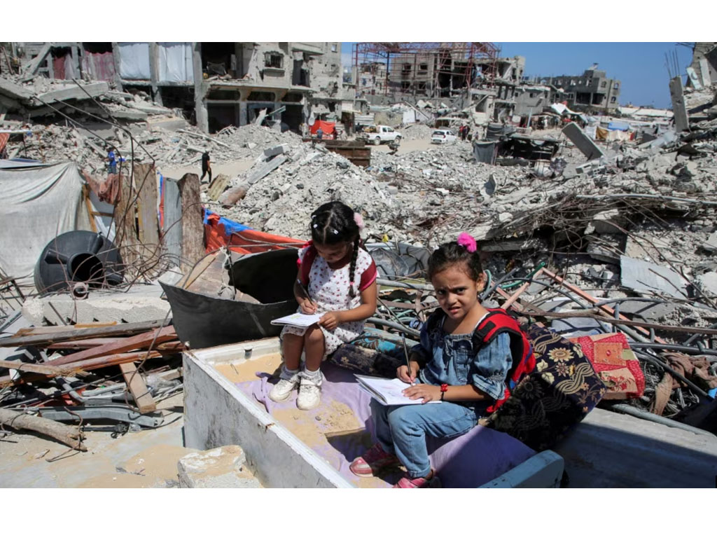 siswa Palestina di reruntuhan