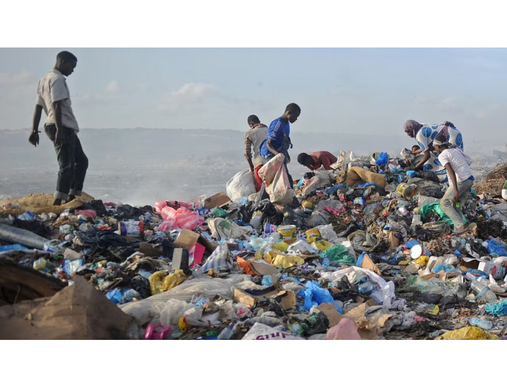 tumpukan sampah di somalia