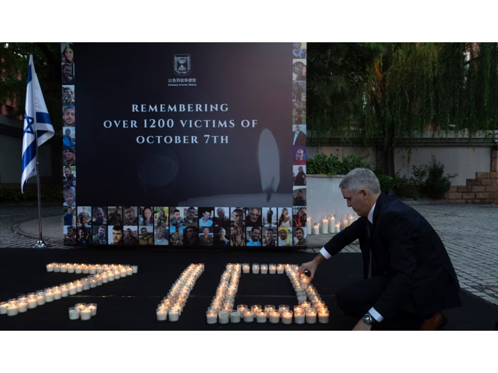 nyalakan lilin di kedubees Israel di Beijing