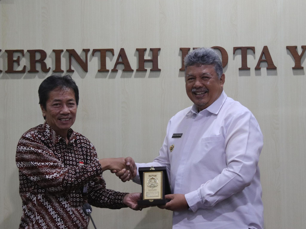 tukar cenderamata