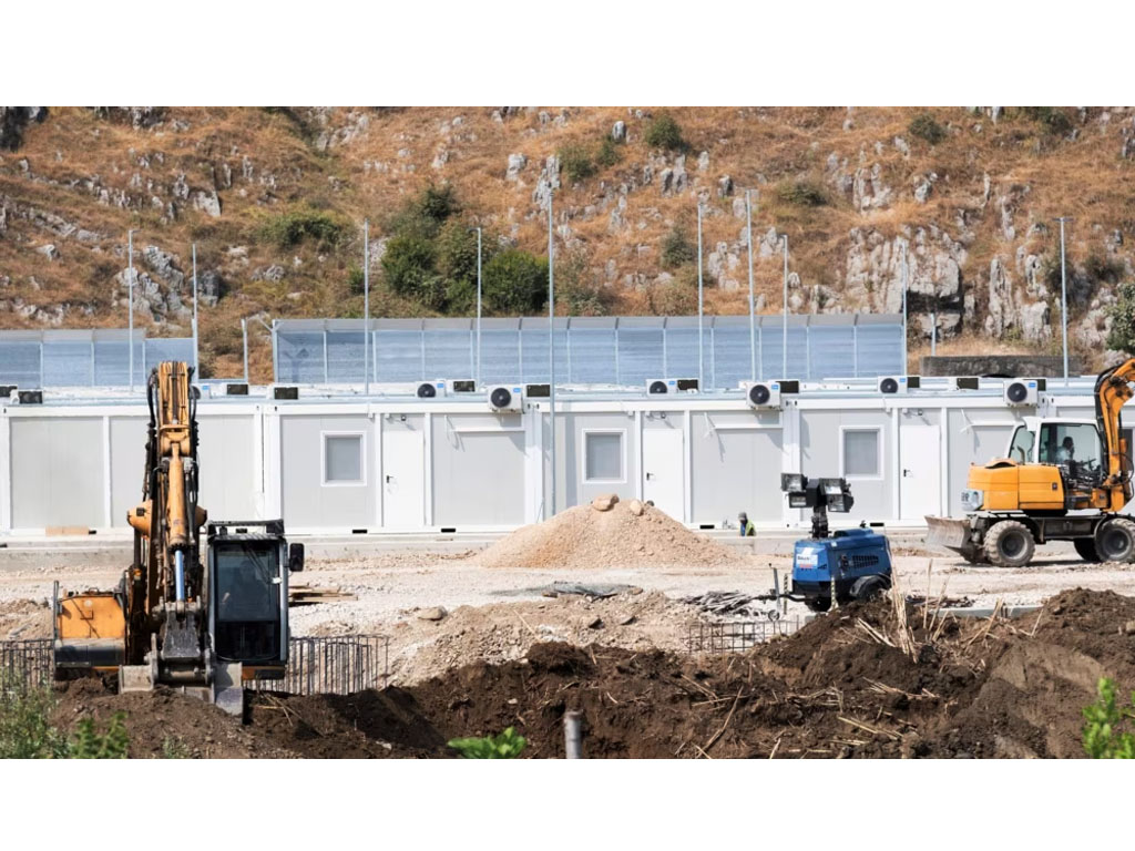 tempat penamungan migran di Albania