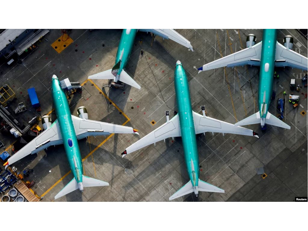 pesawat Boeing di landasan pacu pabrik