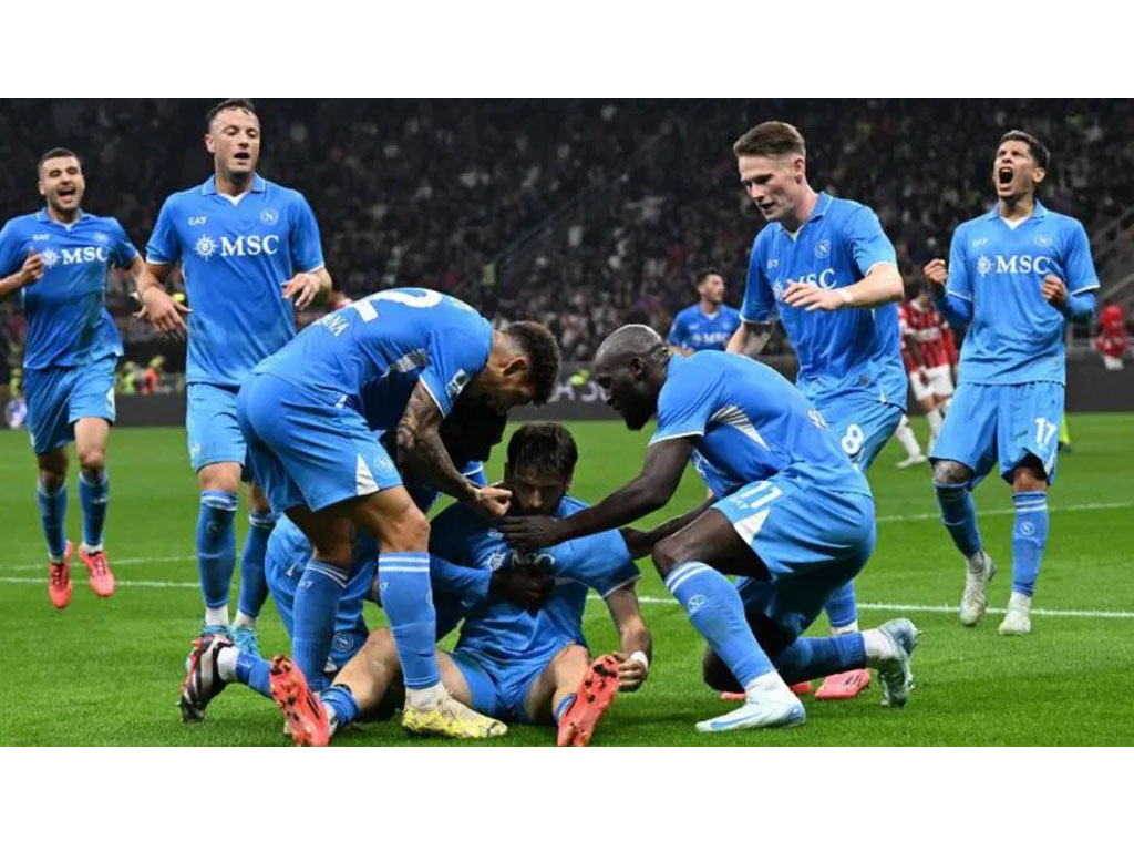 pemain Napoli rayakan gol