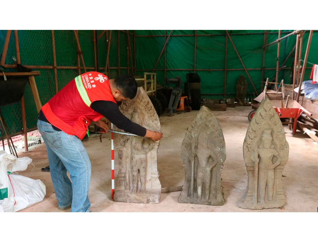 patung batu ditemukan di Kamboja