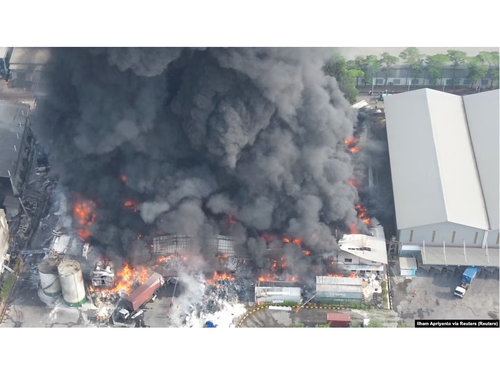 kebakaran pabrik minyak di Bekasi