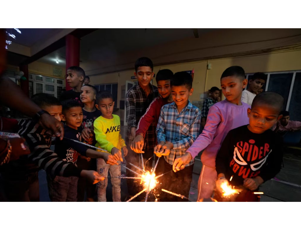 anak bermain petasan di India