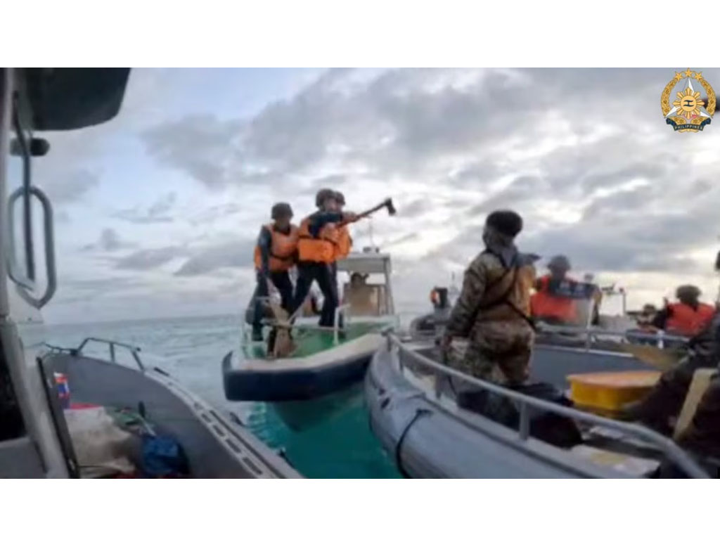 pejaga pantai China acungkan kapak