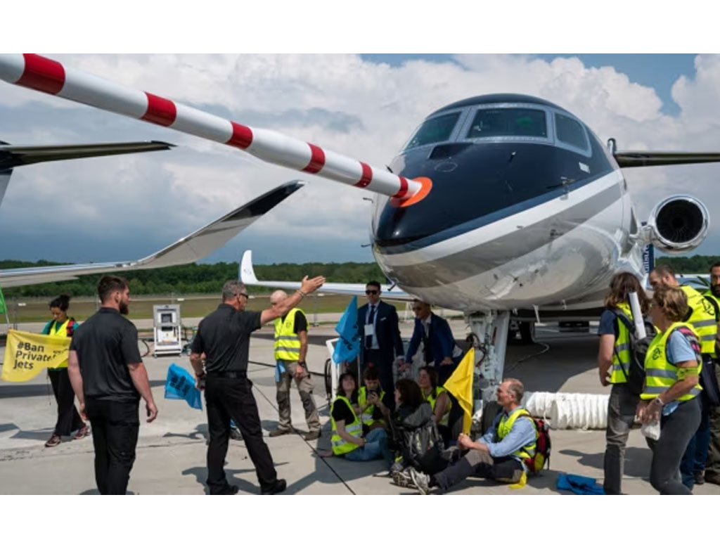 aktivis Greenpeace demo anti pesawat jet pribadi