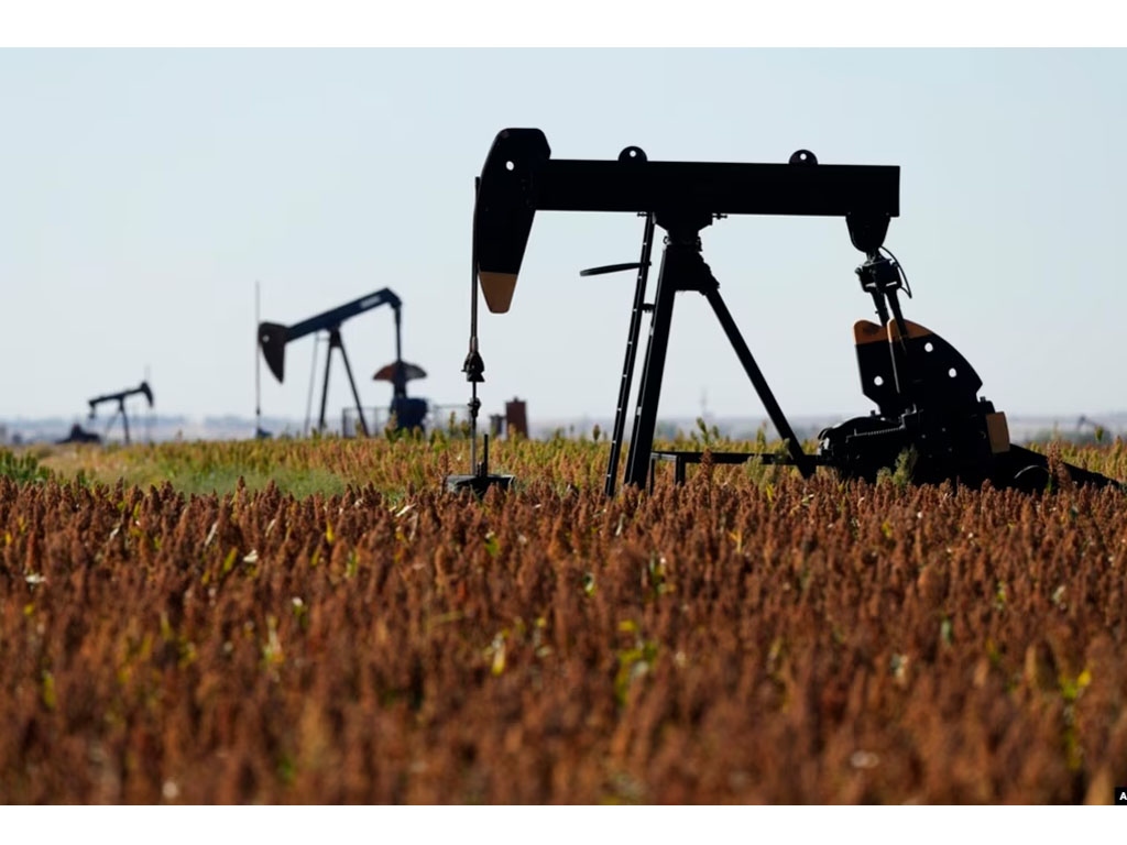 Pumpjack di ladang milo di Kansas